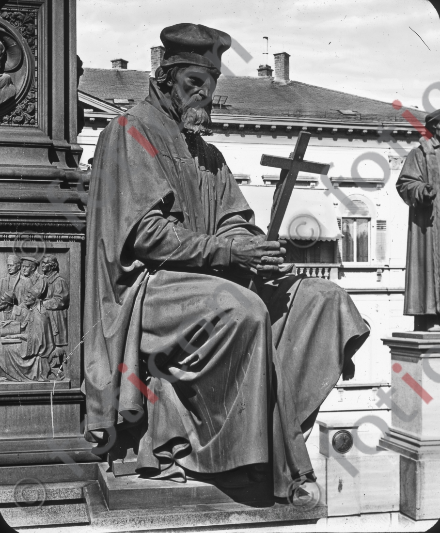 Skulptur des John Wyclif | Sculpture of John Wyclif (foticon-simon-150-003-sw.jpg)